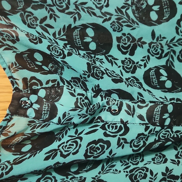 Torrid Teal And Black Skull Pattern Blouse Size 3x - Picture 5 of 7